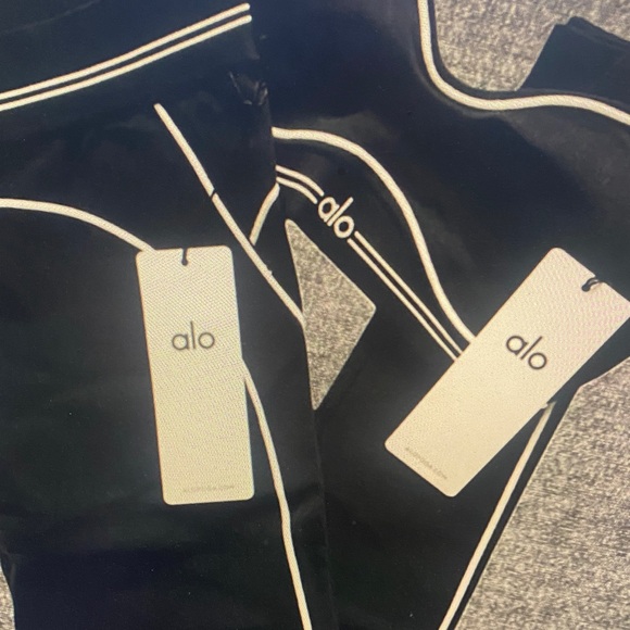 ALO Yoga Black and White Sports Set - Picture 3 of 6